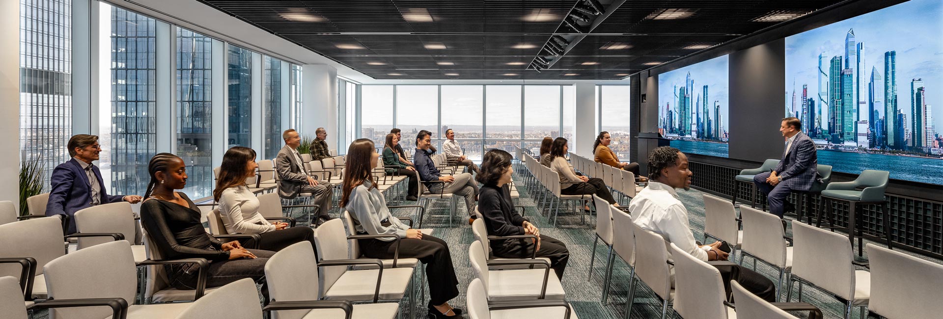 A flexible multipurpose room that can be used for large meetings or presentations.